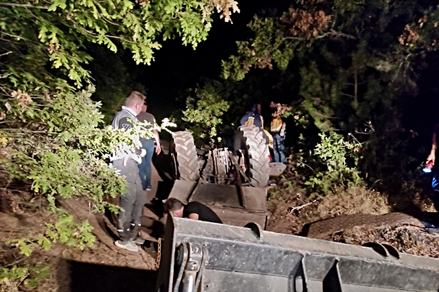 Kütahya Domaniç'te traktör devrildi, 63 yaşındaki sürücü yaralandı
