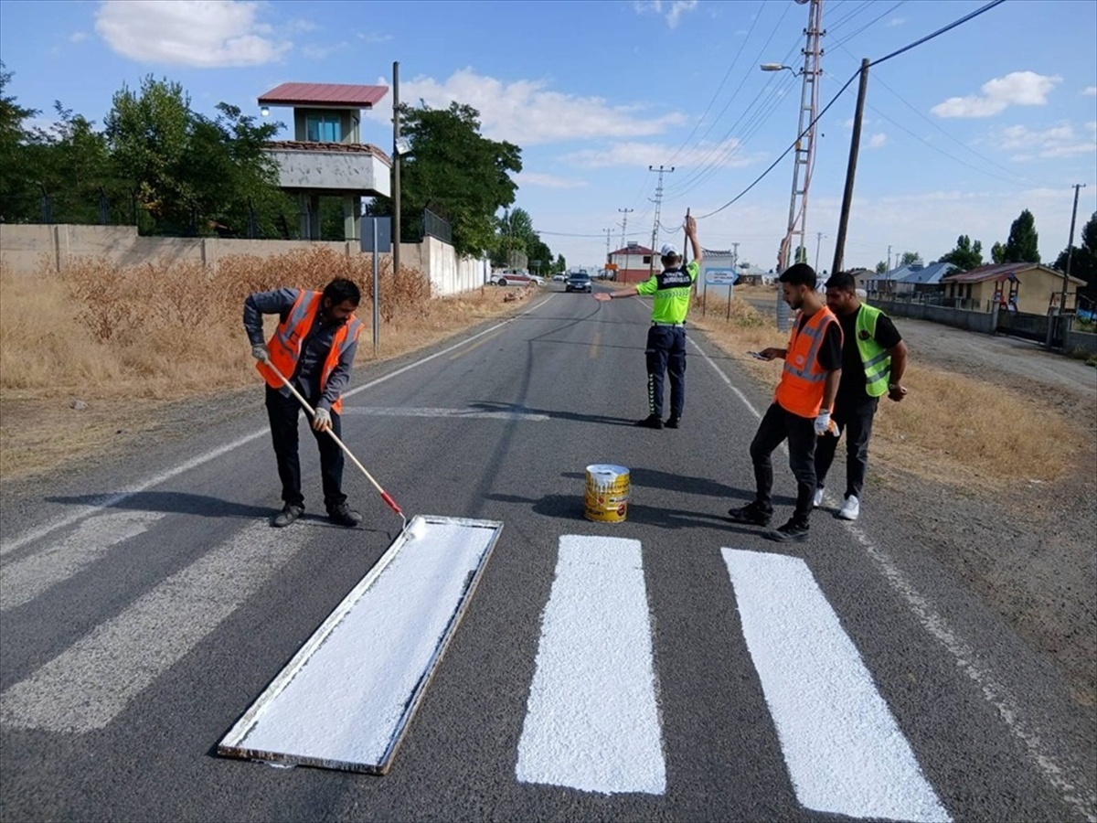 Malazgirt'te jandarma ve karayolları koordinesiyle 4 köydeki okul ve yaya geçitleri yenilendi