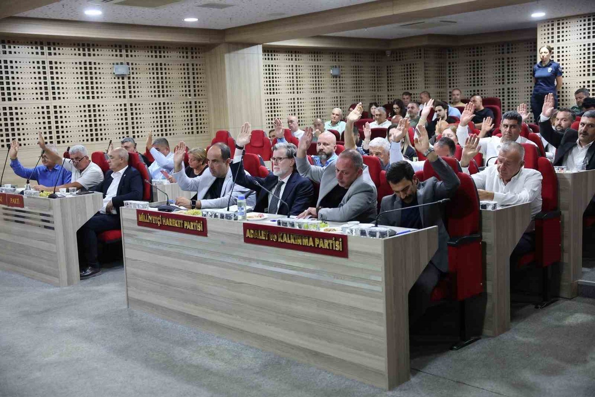 Menemen'de merhum Başkan Tahir Şahin'in adı Gölpark ve Karanfil Sokak'a verildi
