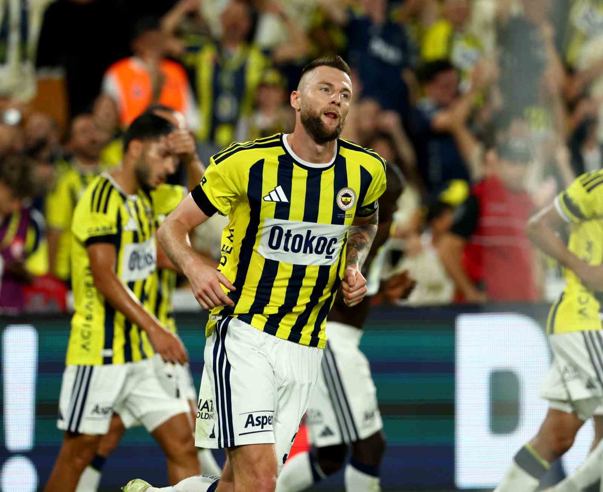 Fenerbahçe\'nin kaptanı Skriniar derbi golüyle ilk kez sevindi, Beşiktaş maçını 1-0\'a taşıdı