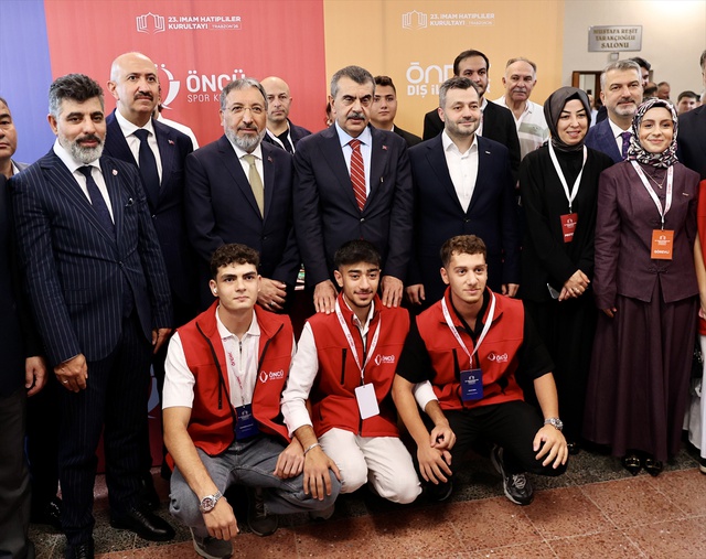 Bakan Tekin öğretmenlerin kıyafetiyle ilgili tartışmalara son noktayı koydu