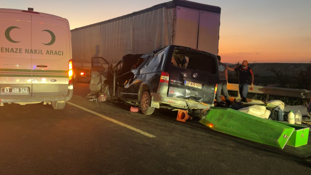 Minibüs TIR'a arkadan çarptı: 2 ölü, 2 ağır yaralı