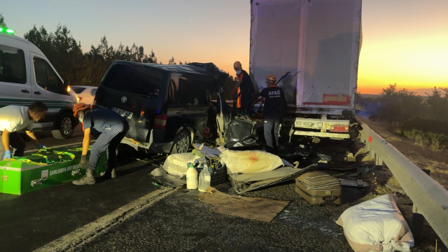 Minibüs TIR'a arkadan çarptı: 2 ölü, 2 ağır yaralı