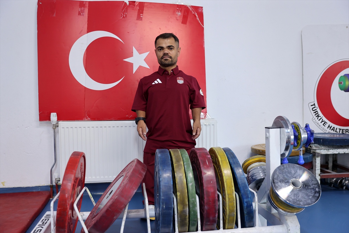 Sivaslı milli halterci Minik Herkül Abdullah, 2028 Paralimpik Oyunları'nda altın madalya