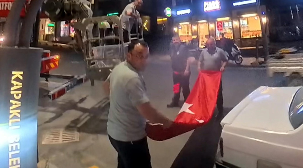 Belediye Sözünü Tuttu: Kuryeye Bayrak Teslimi