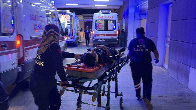 Adıyaman'da motosiklet ile otomobil çarpıştı, 2 kişi yaralanarak hastaneye kaldırıldı
