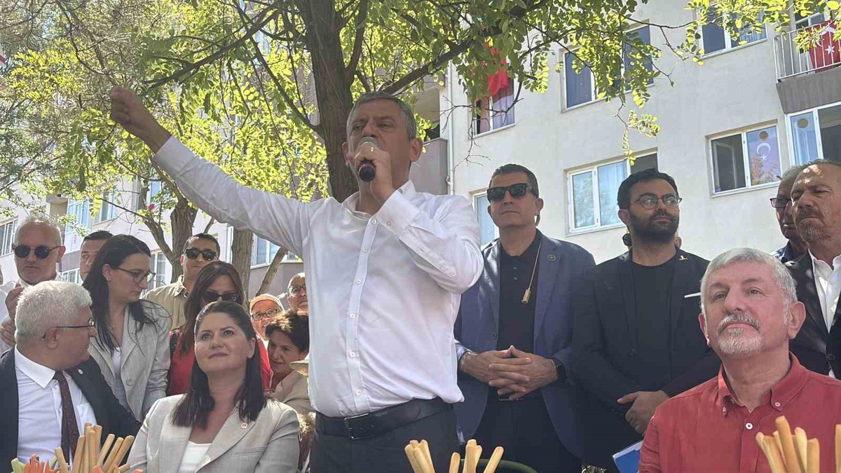 Özgür Özel\'in Yeni Parti yerine İYİ Parti demesine üç kişi üyelik şakası