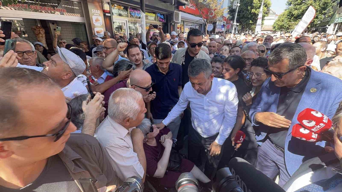 Özgür Özel Kırklareli\'nde esnafla buluşup seçim mesajı verdi
