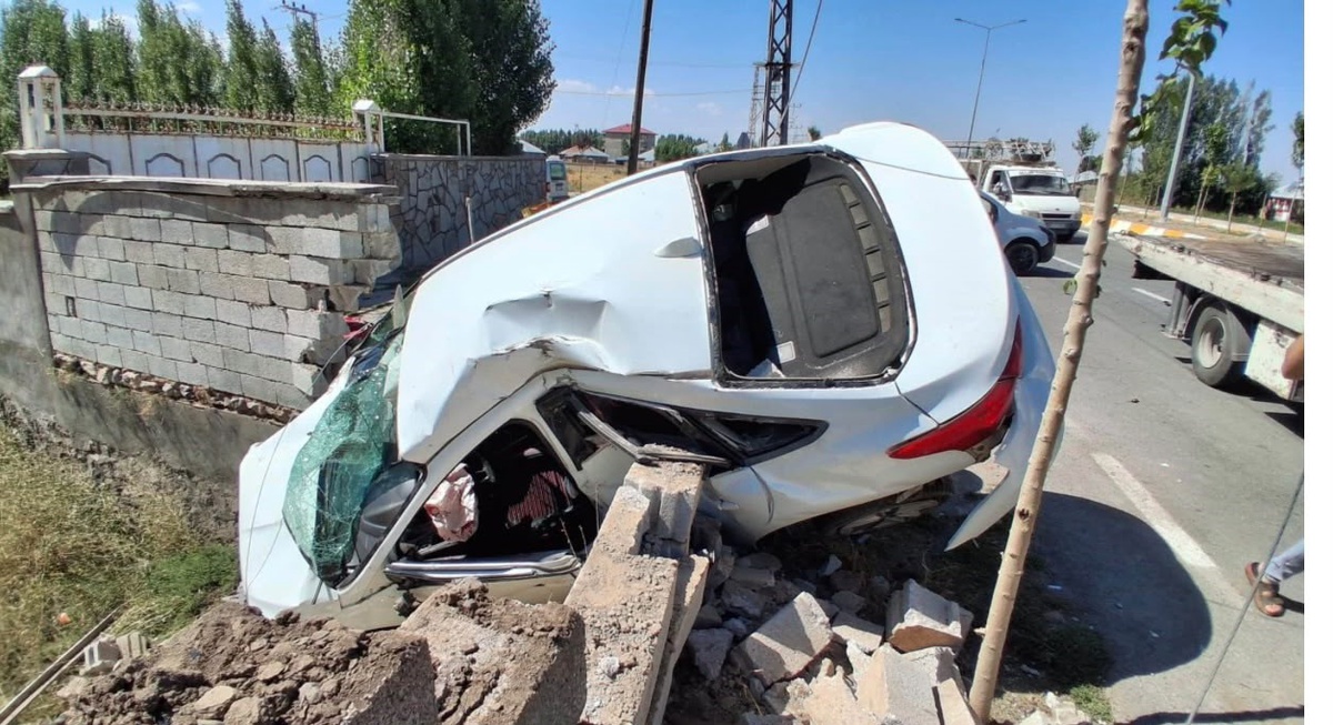 Ağrı Patnos'ta iki aracın çarpıştığı kazada 1'i çocuk 4 kişi yaralandı