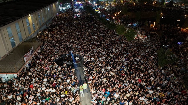 İrem Derici Kırklareli Pınarhisar'daki modifiye festivalinde sahne aldı, başkan plaket verdi