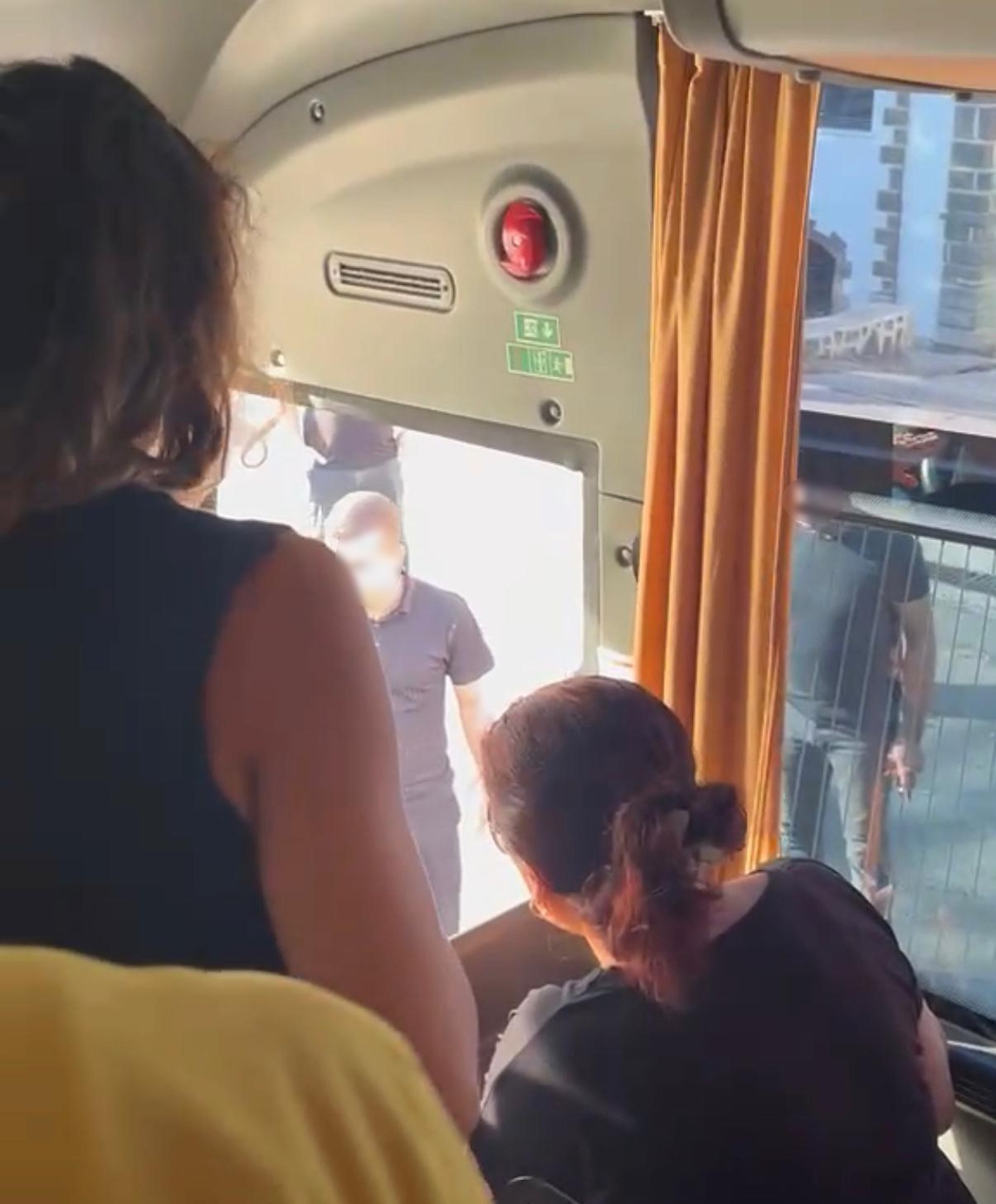 Diyarbakır'da sağlık personeli servisine saldırı, otobüsün takip anları kamerada
