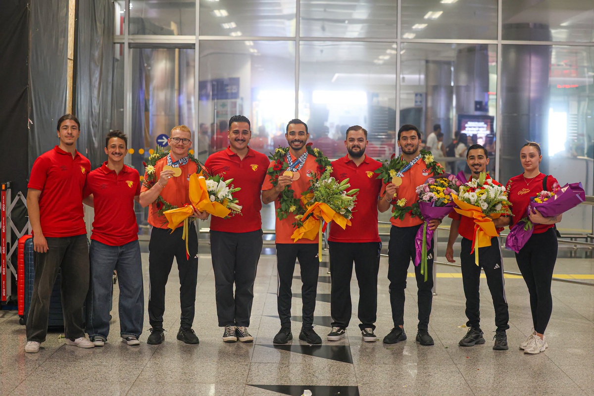 İzmirli cimnastikçiler Akdeniz Oyunları'nda 3 madalya kazandı, kentte coşkuyla karşılandı