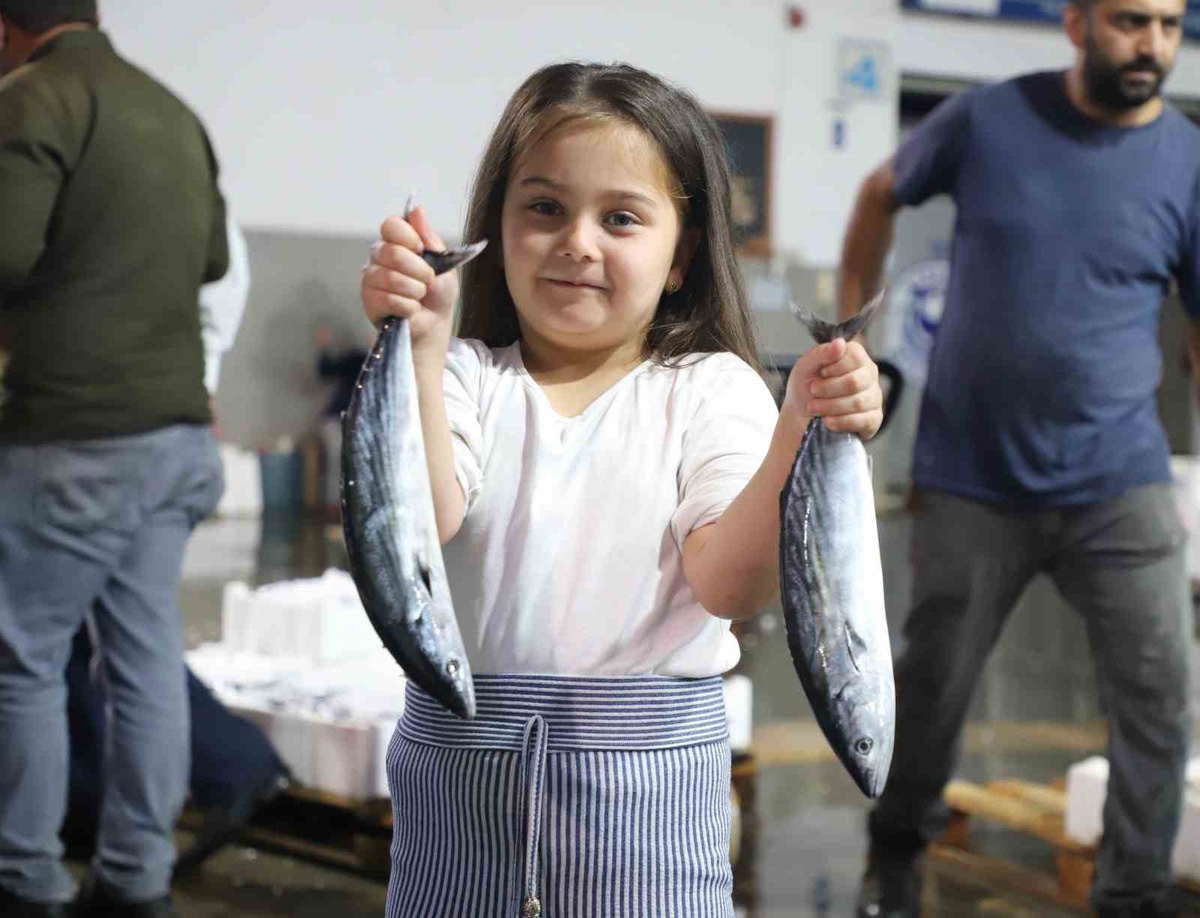 Samsun'da balık mezadında palamut ve hamsi bolluğu yaşanıyor, fiyatlar cep yakmıyor