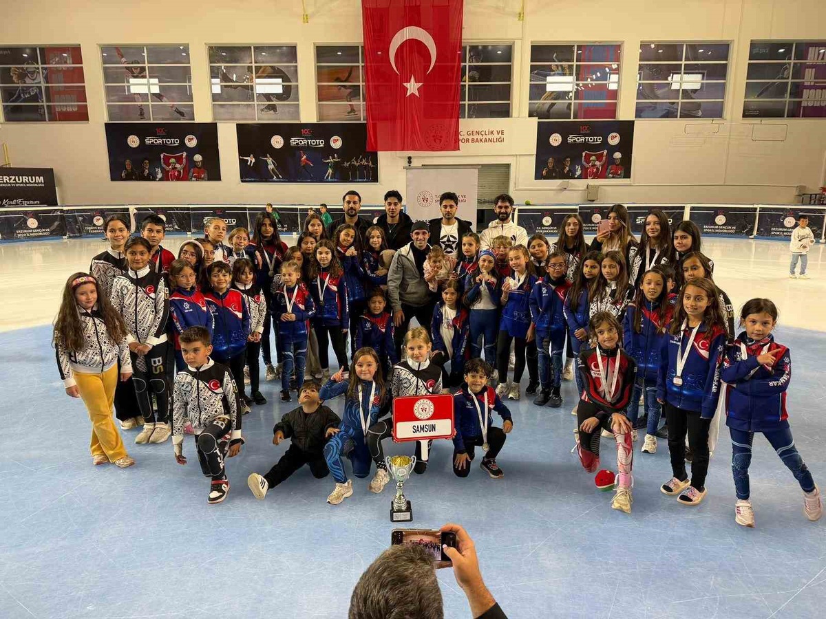 Samsunlu buz pateni sporcuları Erzurum\'daki şampiyonada 25 madalya kazandı