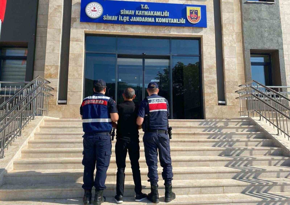 Simav'da zimmet suçundan 12 yıl 6 ay hapis cezası bulunan şahıs yakalanıp tutuklandı