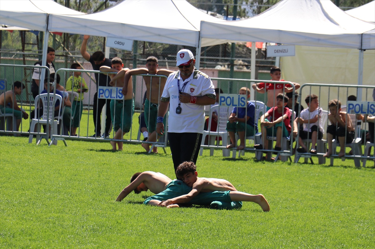 Sivas\'ta 4. Uluslararası Muhsin Yazıcıoğlu Karakucak Güreş Festivali 400 sporcuyla başladı