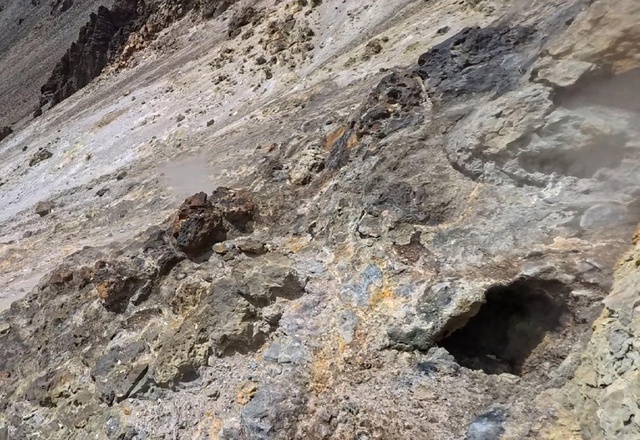Tendürek Dağı'ndaki araştırmacılar 84 derecelik gaz bacalarını görüntüledi