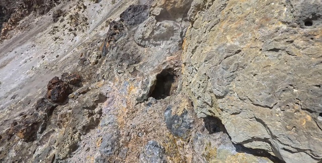 Tendürek Dağı'ndaki araştırmacılar 84 derecelik gaz bacalarını görüntüledi