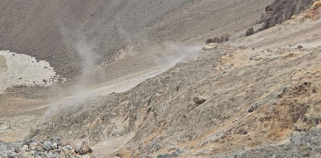 Tendürek Dağı'ndaki araştırmacılar 84 derecelik gaz bacalarını görüntüledi