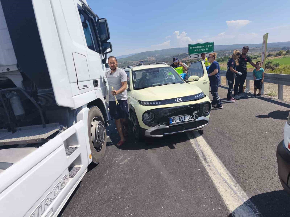 Aydın-Denizli Otoyolu\'nda çekici otomobile çarptı, 3 kişi yaralandı