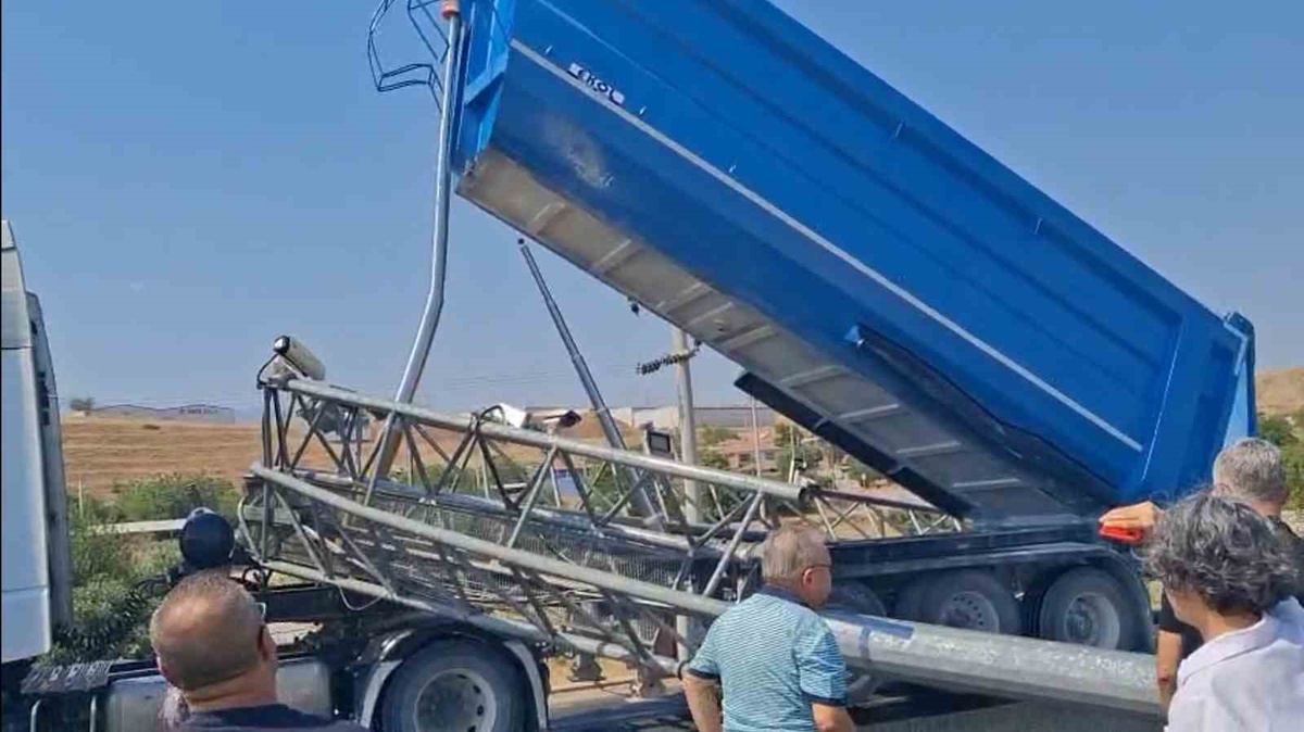 Denizli Merkezefendi'de açık dorseyle seyreden tır EDS levhasını devirdi, trafik aksadı