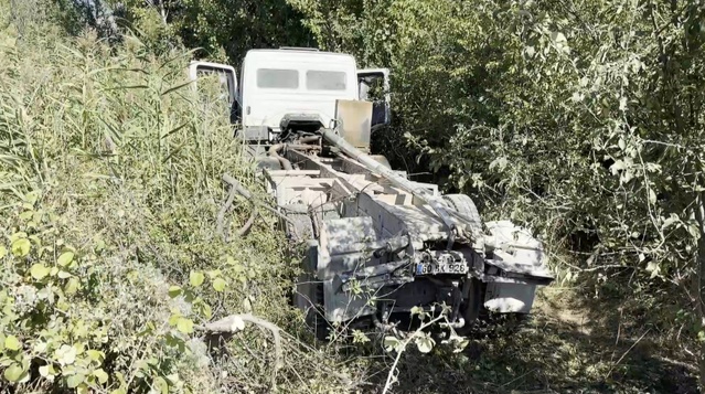 Tokat'ta seyir halindeki kamyonun damperi üst geçide çarpınca şoför yaralandı