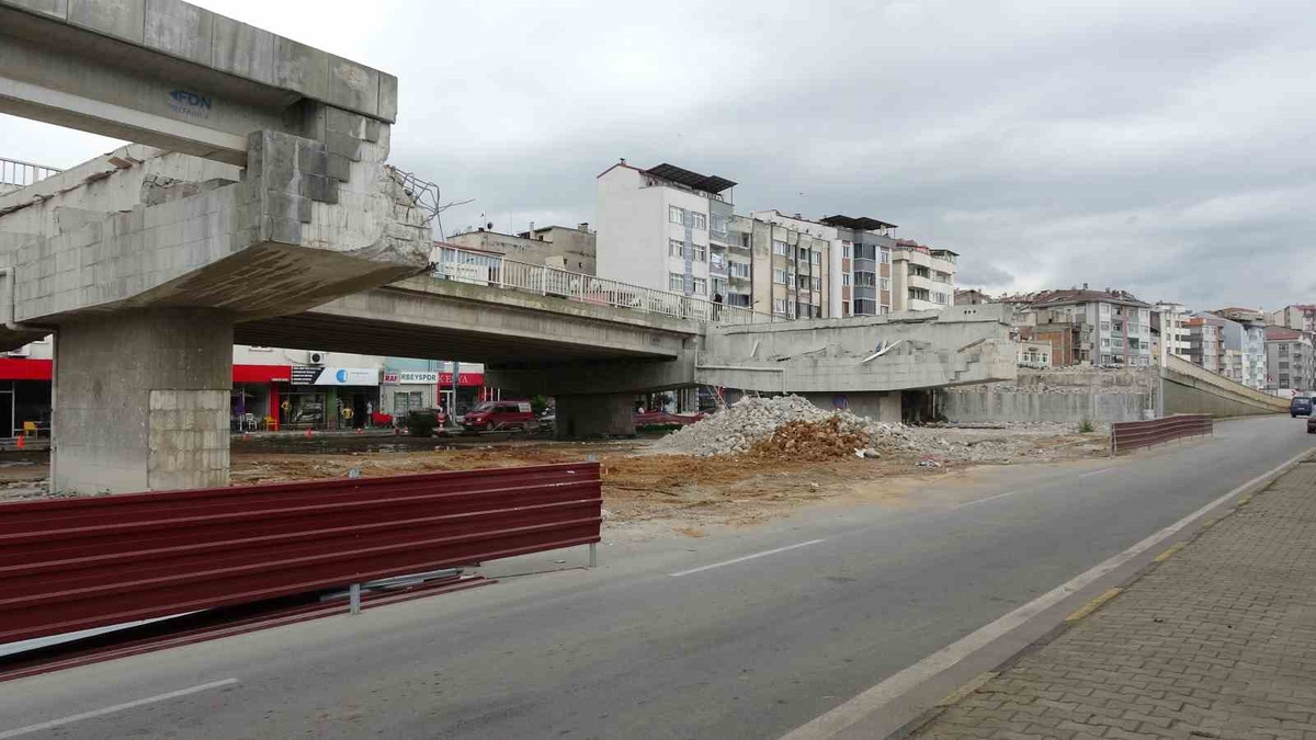 Trabzon'da Reşadiye Viyadüğü yıkılıyor, yerine döner kavşak yapılacak