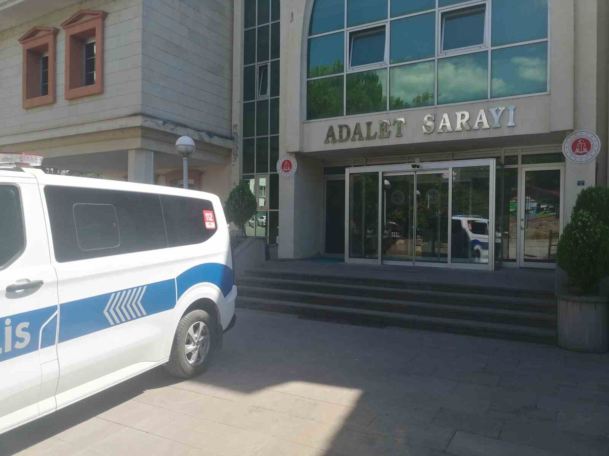 Tokat Niksar\'da trafik denetiminde yakalanan hükümlü, cezaevine teslim edildi