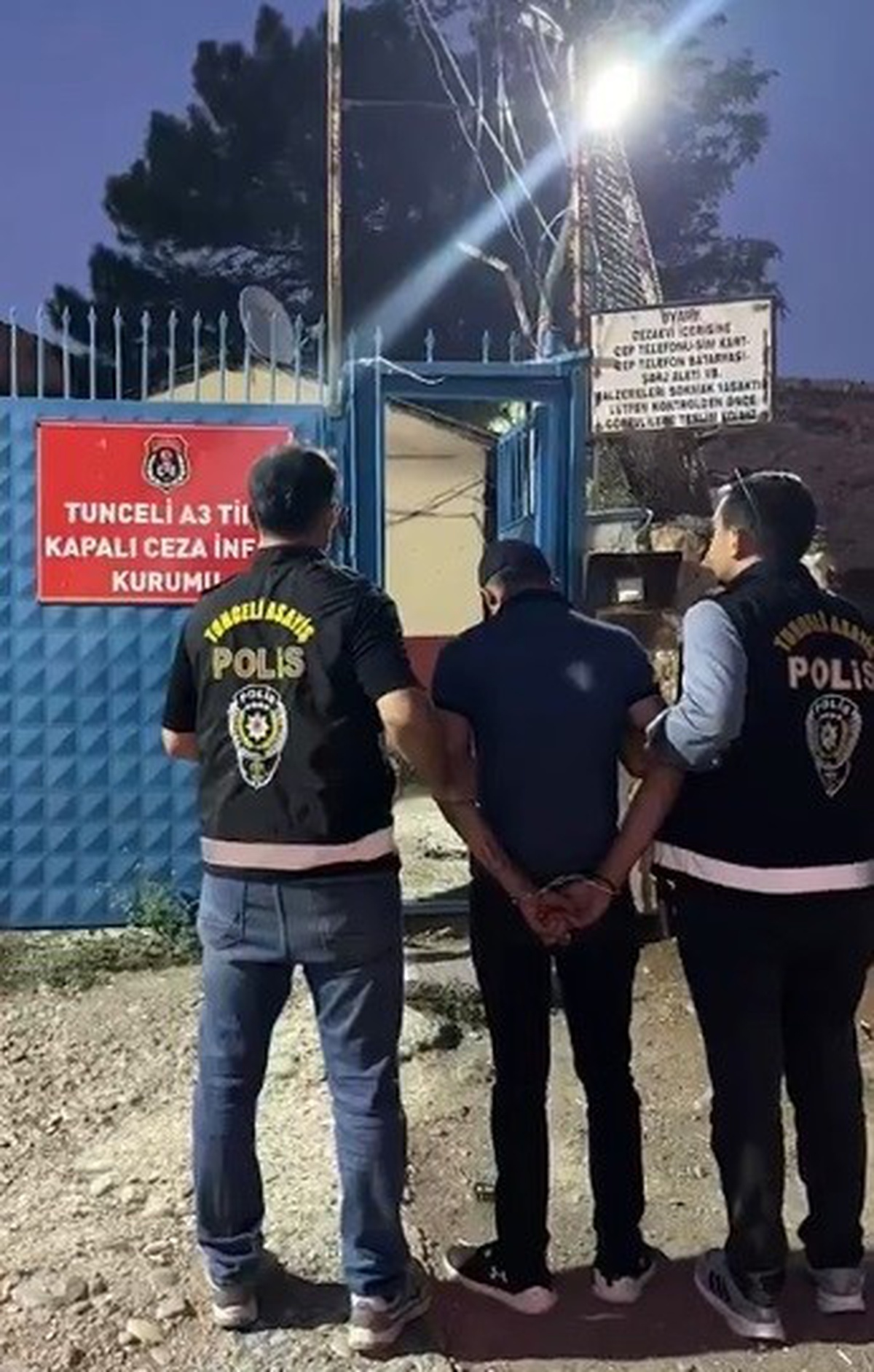 Tunceli'de hırsızlık hükümlüsü A.K. polis ekiplerince yakalanıp cezaevine teslim edildi