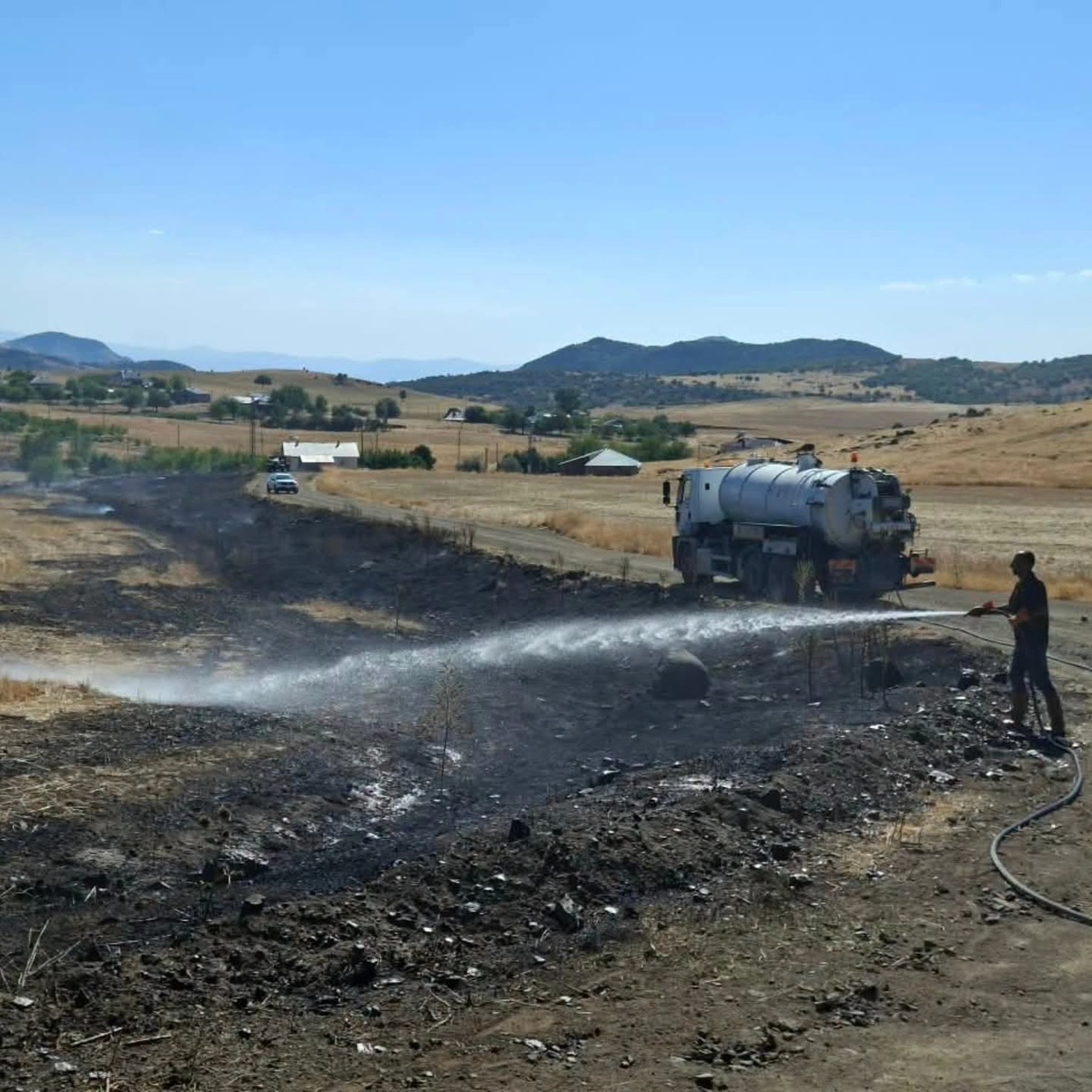 Tunceli Hozat'ta çıkan kuru ot yangını ekiplerin ve köylülerin müdahalesiyle söndürüldü