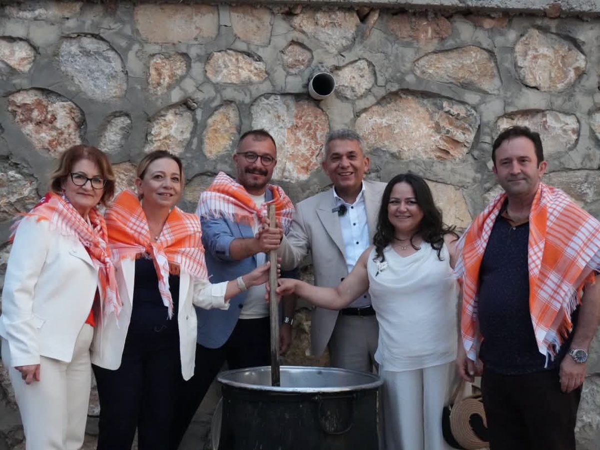 Denizli Çal'da festivalde Türkü Akbayram, babası Edip Akbayram'ın görüntüleriyle duygulandı