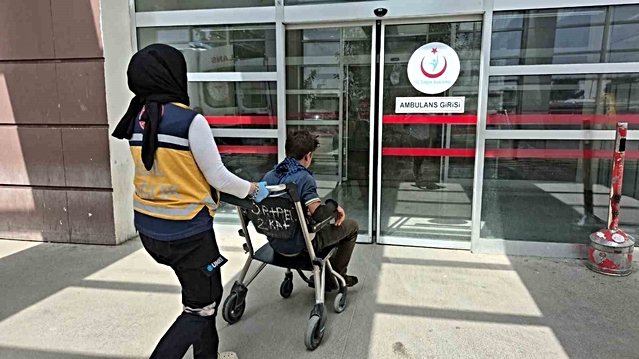Adıyaman'da tütün yüklü traktörün römorku devrildi, 8 işçi yaralandı