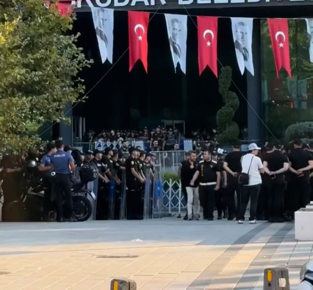 Üsküdar’da kritik seçim öncesi hareketli saatler! Belediye çevresinde geniş güvenlik önlemi