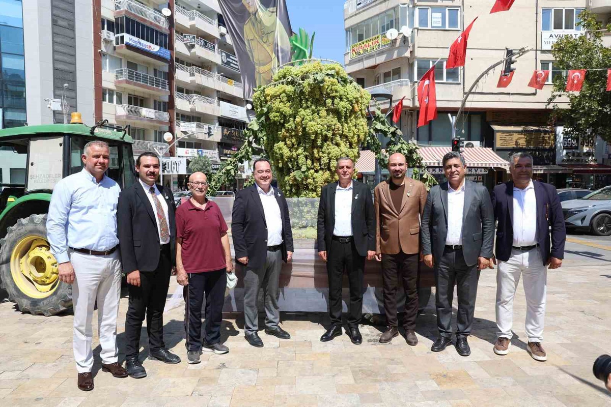 Manisa\'da yıllar sonra yeniden başlayan Bağbozumu Şenlikleri kent merkezinde coşkuyla açıldı