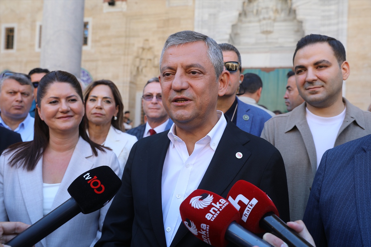 Özgür Özel, restorasyonu tamamlanan Selimiye Camisi'ni ziyaret edip incelemelerde bulundu