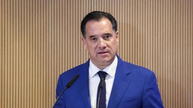 Bak sen küstaha! Yunan Bakan ağzındaki baklayı çıkardı