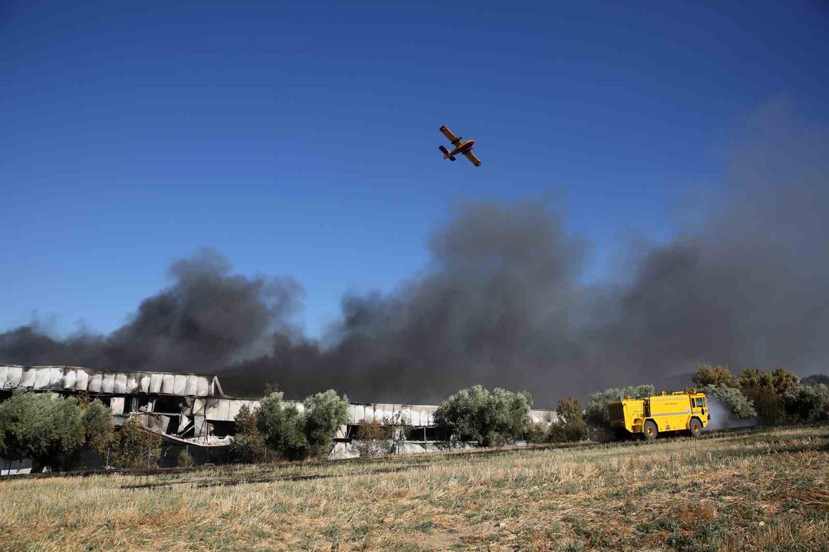 Yunanistan\'da hava gösterisi sırasında F-4 uçağı düştü, 2 pilot şehit oldu