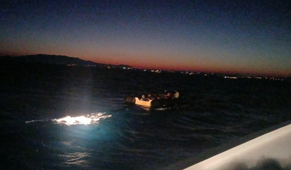 İzmir açıklarında Yunanistan\'ca geri itilen 57 düzensiz göçmen kurtarıldı