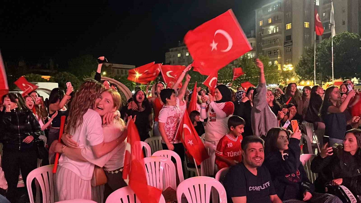 Çorum\'da finali izleyenler, A Milli Kadın Voleybol Takımı\'nın Avrupa şampiyonluğunu coşkuyla