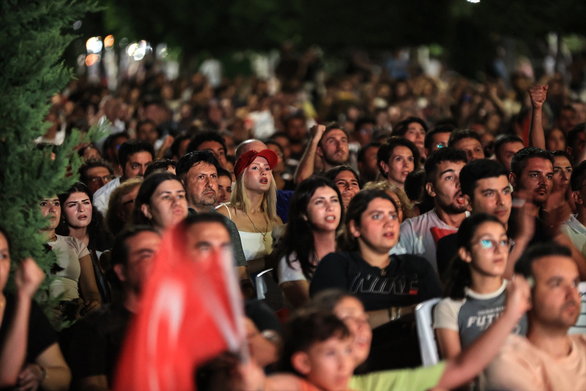 Adana ve Mersin\'de vatandaşlar dev ekranda Filenin Sultanları\'nı destekledi