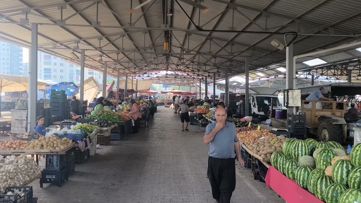 Mazot zammı Adana Kozan\'da semt pazarına yansıdı; patlıcanın kilosu 40 liraya çıktı