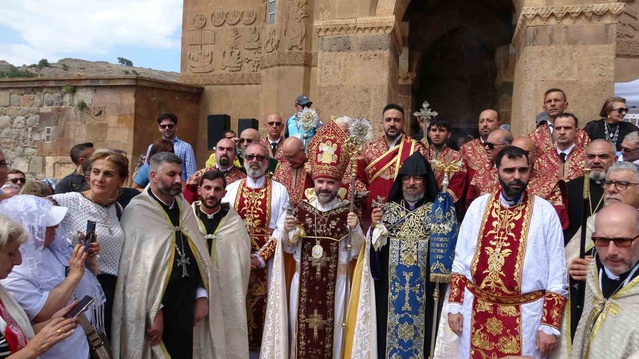 Akdamar Kilisesi'nde 14'üncü ayin tamamlandı, dua Türkiye-Ermenistan barışı için edildi