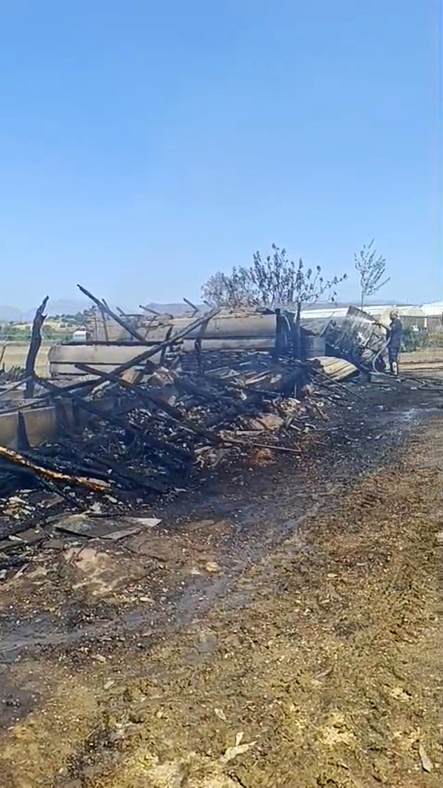 Antalya Manavgat'ta anız yangınında 5 ağıl, 4 bin saman balyası ve tarım makineleri yandı