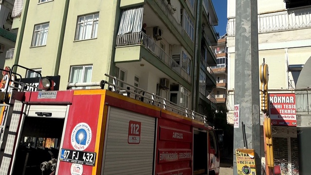 Antalya'da 5 katlı binada çıkan yangında 3 kişi dumandan etkilendi