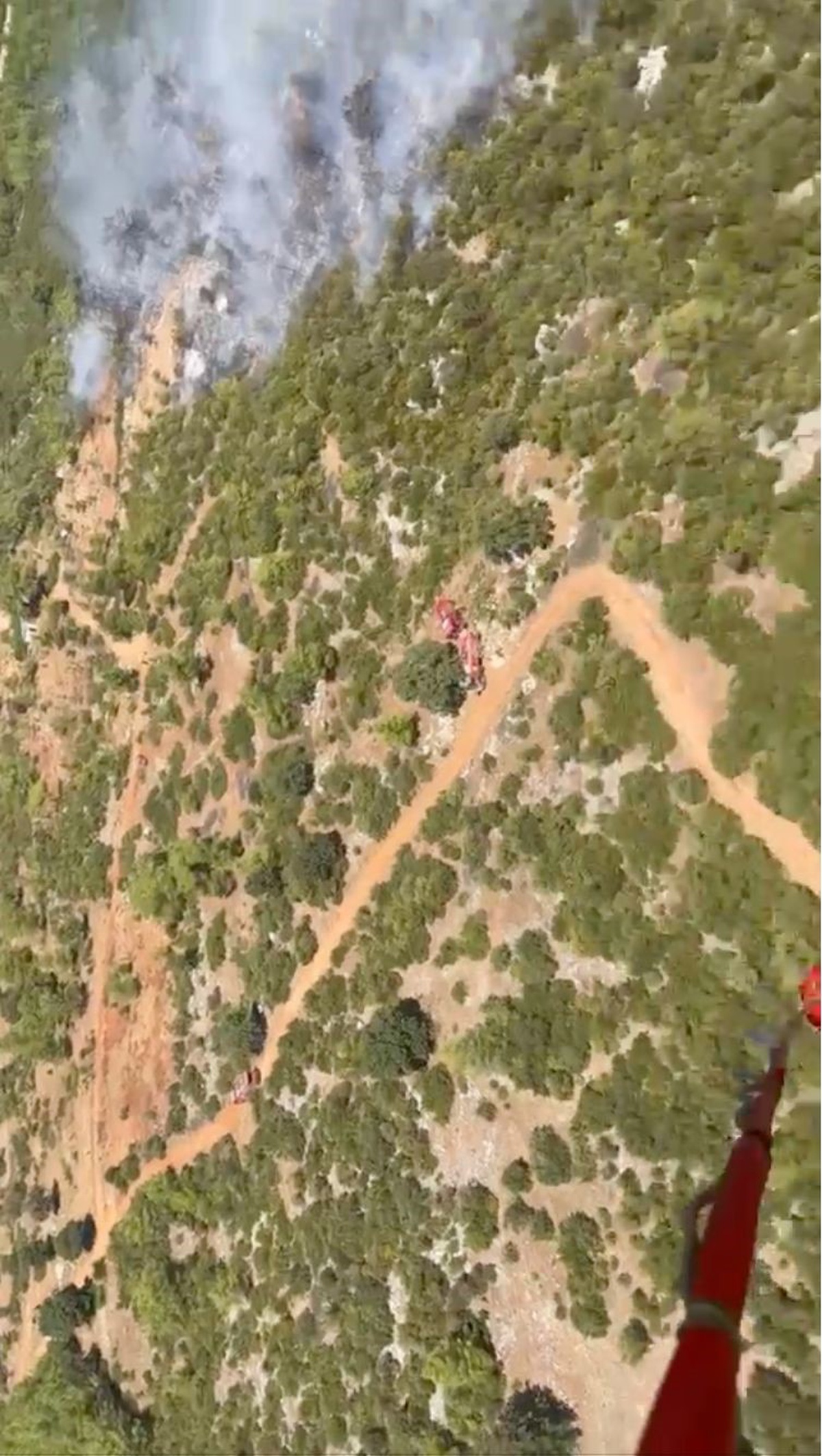 Antalya Kepez\'deki orman yangını 6 helikopter ve 2 uçakla söndürülmeye çalışılıyor