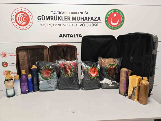 Antalya Havalimanı'nda şüpheli iki valizden 70 milyon liralık likit metamfetamin çıktı