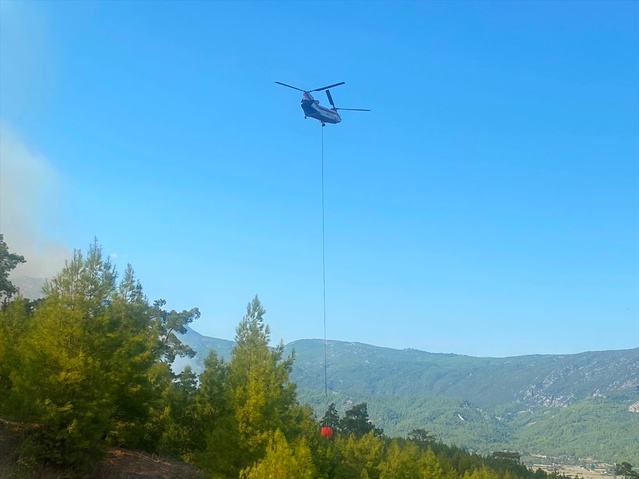 Antalya Serik'te orman yangınına 5 uçak ve 15 helikopterle müdahale sürüyor
