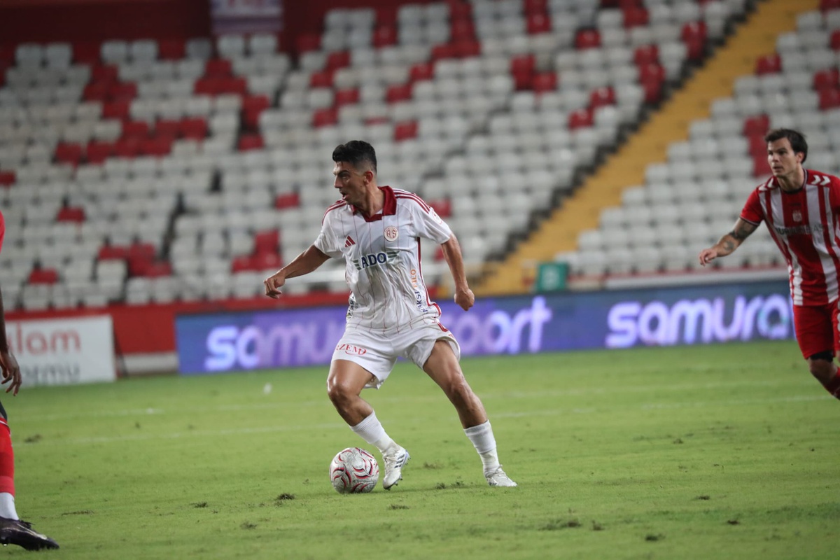 Antalyaspor evinde Sivasspor\'a 2-1 yenilerek ligde 14\'üncü sıraya düştü