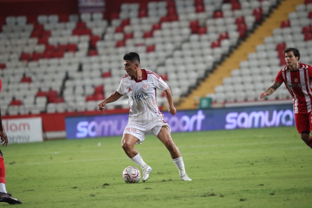 Antalyaspor evinde Sivasspor'a 2-1 yenilerek ligde 14'üncü sıraya düştü