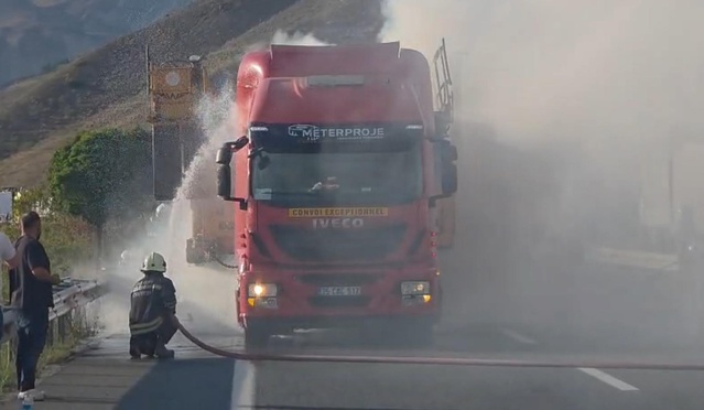 Erzincan Sakaltutan Geçidi'nde TIR'ın dorsesinde yangın çıktı, yol 1,5 saat kapandı